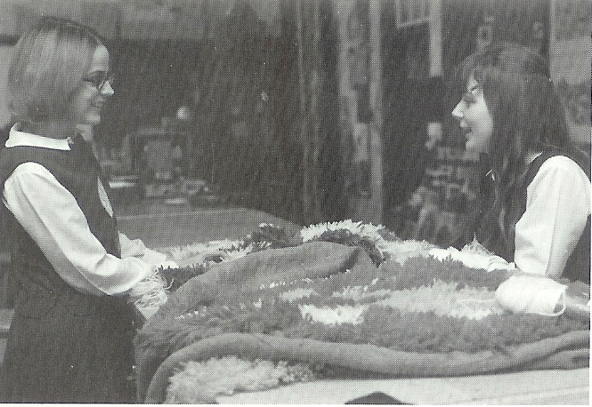 Janet Jackson and Denise Bartles weaving rugs and stories.